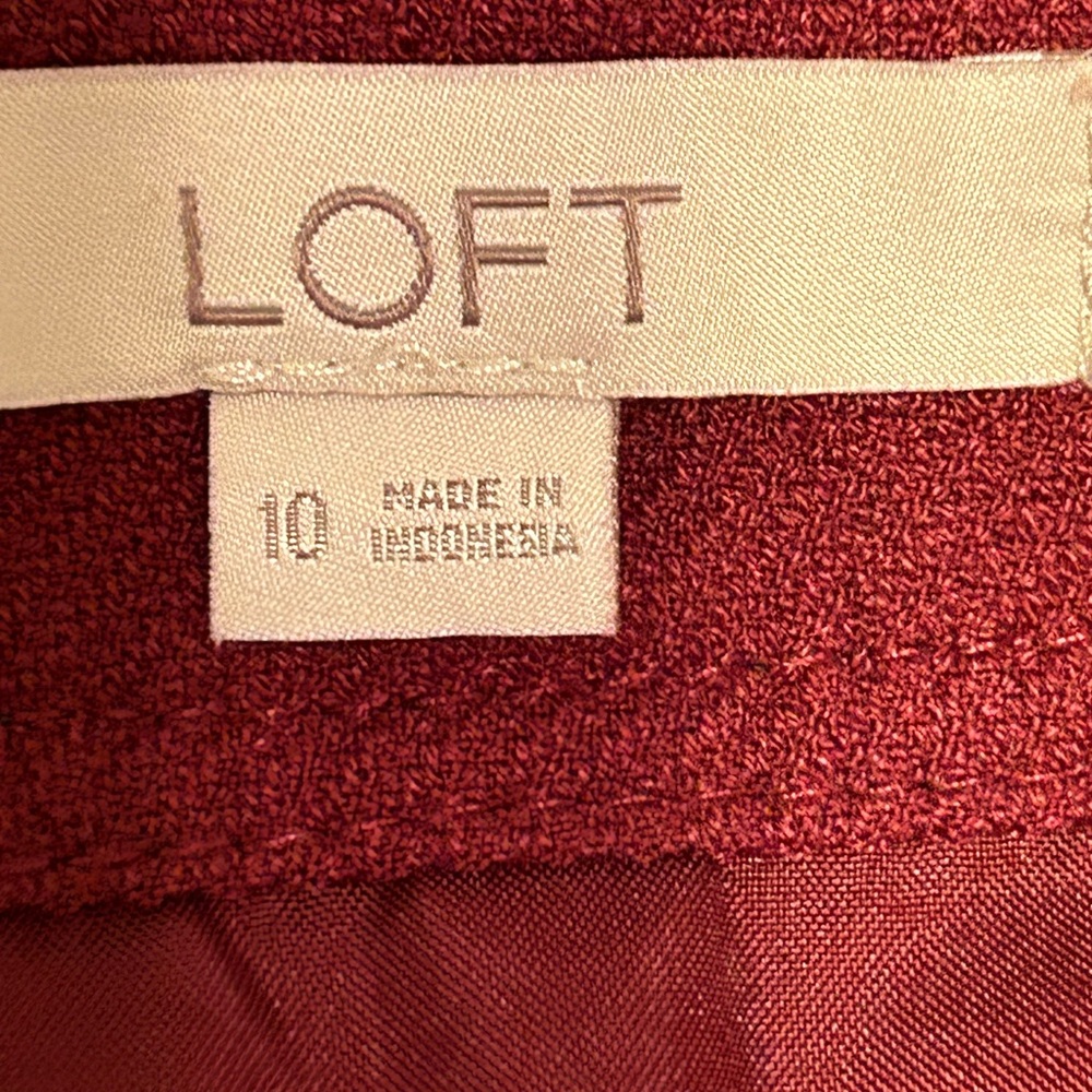 Size 10 regular burgundy skirt. Length 25 1/2